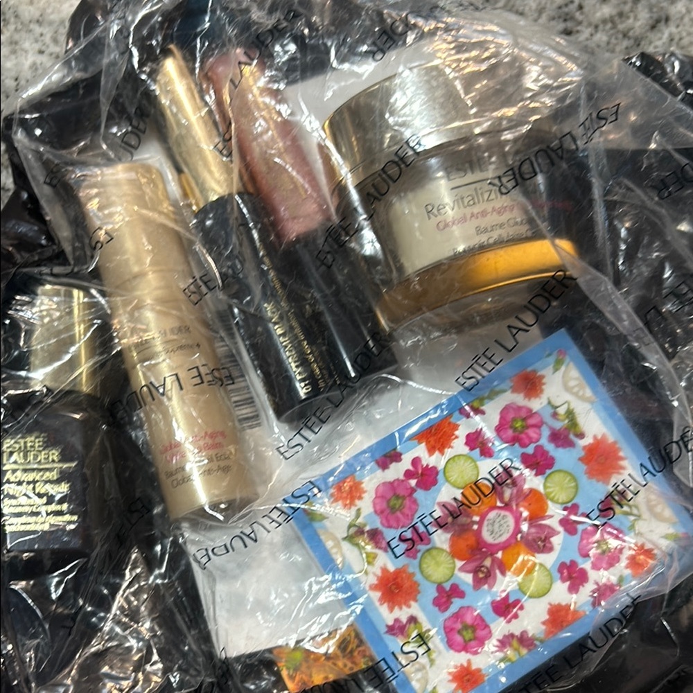 6-pc Estee Lauder skincare & Makeup travel size Set new and SEALED